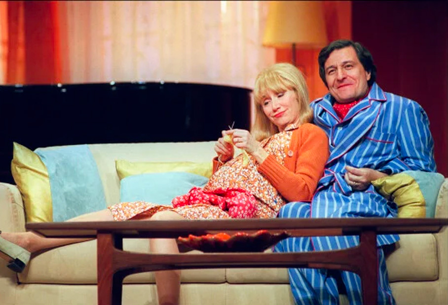 Photo de Christian Clavier et Marie-Anne Chazel sur la scène du Théâtre