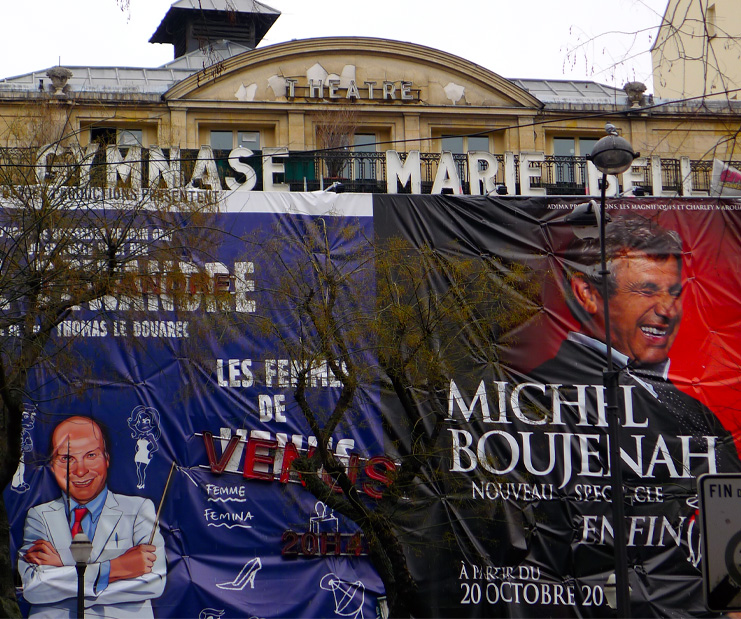 Photo de la devanture du Théâtre avec 2 affiches de spectacles