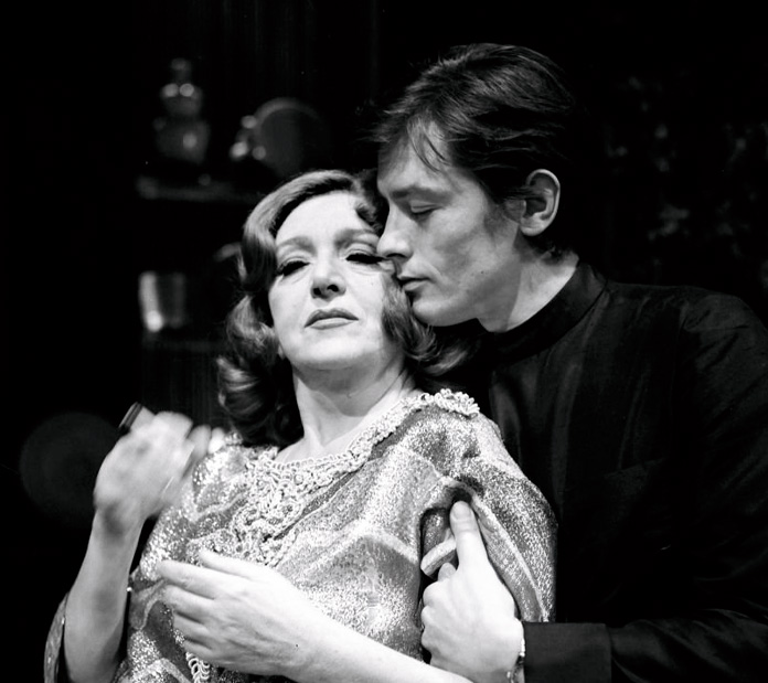 Alain Delon et Marie Bell sur la scène du Théâtre