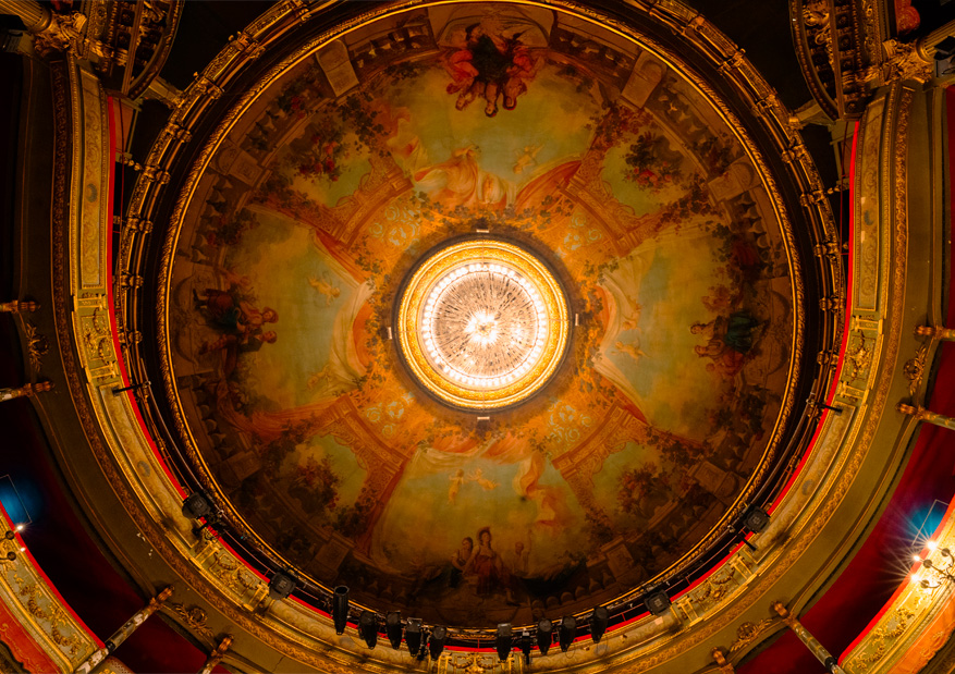 Photo de la fresque peinte au plafond du Théâtre